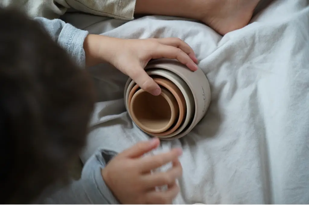Empilable de gobelets beige en silicone 1 - Léo et Léa.webp