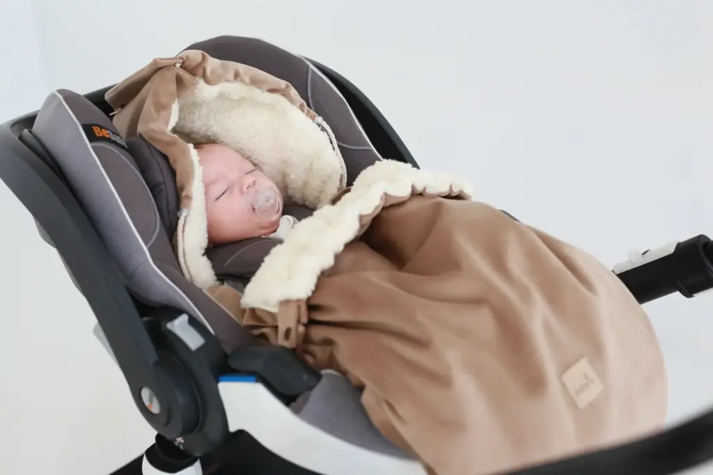 Nid d'ange imperméable en velours pour siège auto - Babyly 