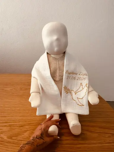 Écharpe de baptême personnalisée en gaze de coton blanche avec broderie prénom et date.