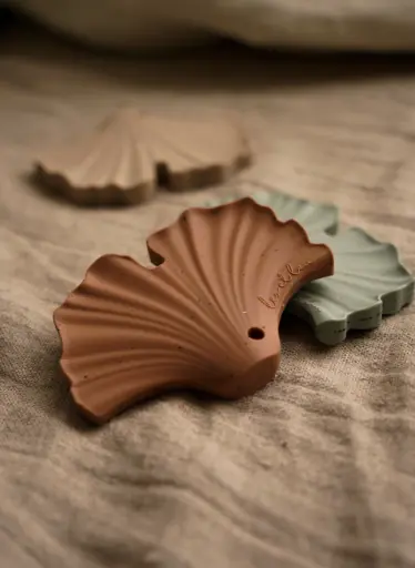 Hochet de dentition Gingko en silicone - Léo et Léa