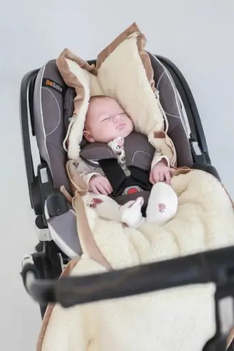 Nid d'ange imperméable en velours pour siège auto - Babyly 